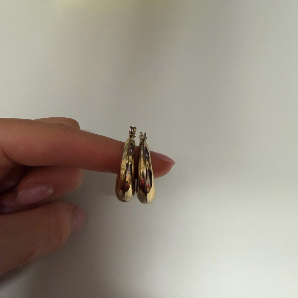 Elegant Gold Hoop Earrings